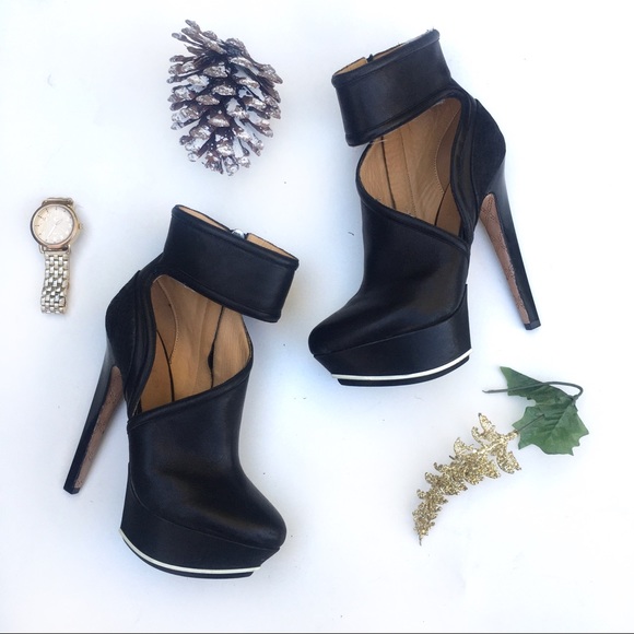 ❤️SOLD❤️L.A.M.B Black Leather Stiletto Heels 5’ - Picture 2 of 8